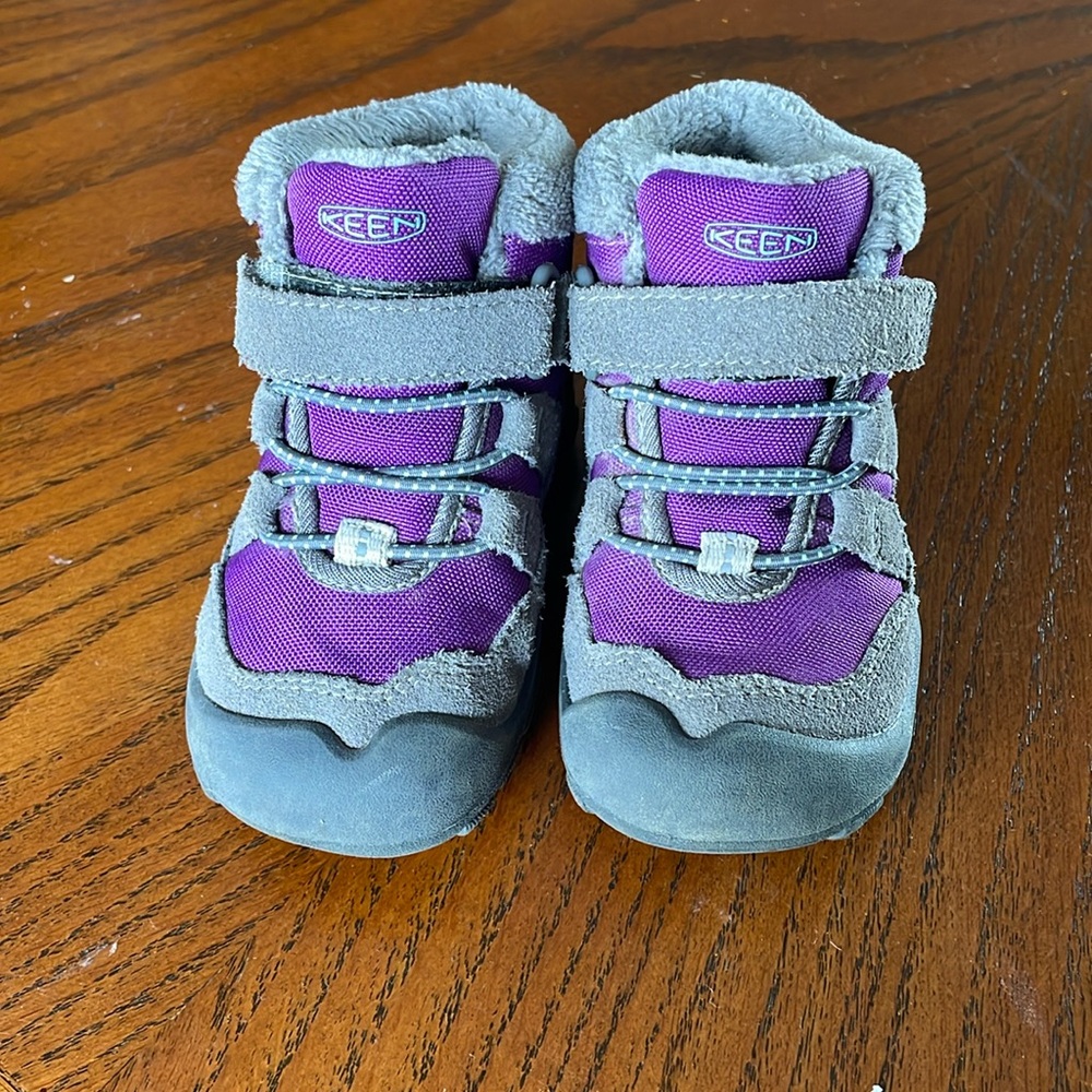 KEEN toddler girl pull on boots with Velcro closure- size 6 gently used
